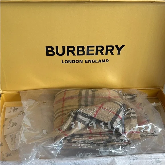 Burberry Classic Check Scarf in Beige and Red - Picture 4 of 7